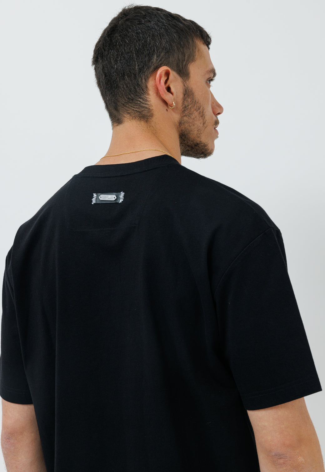 חולצת טי עם תג בגב בצבע שחור לגברים