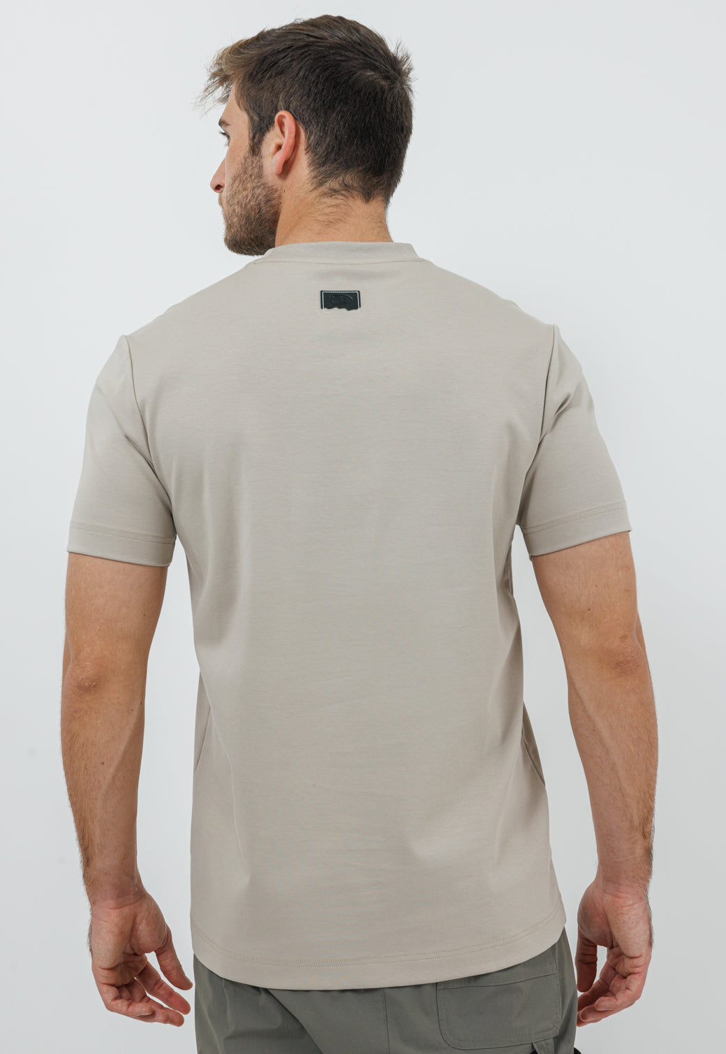 טי-שירט לגברים בצבע אבן עם הדפס