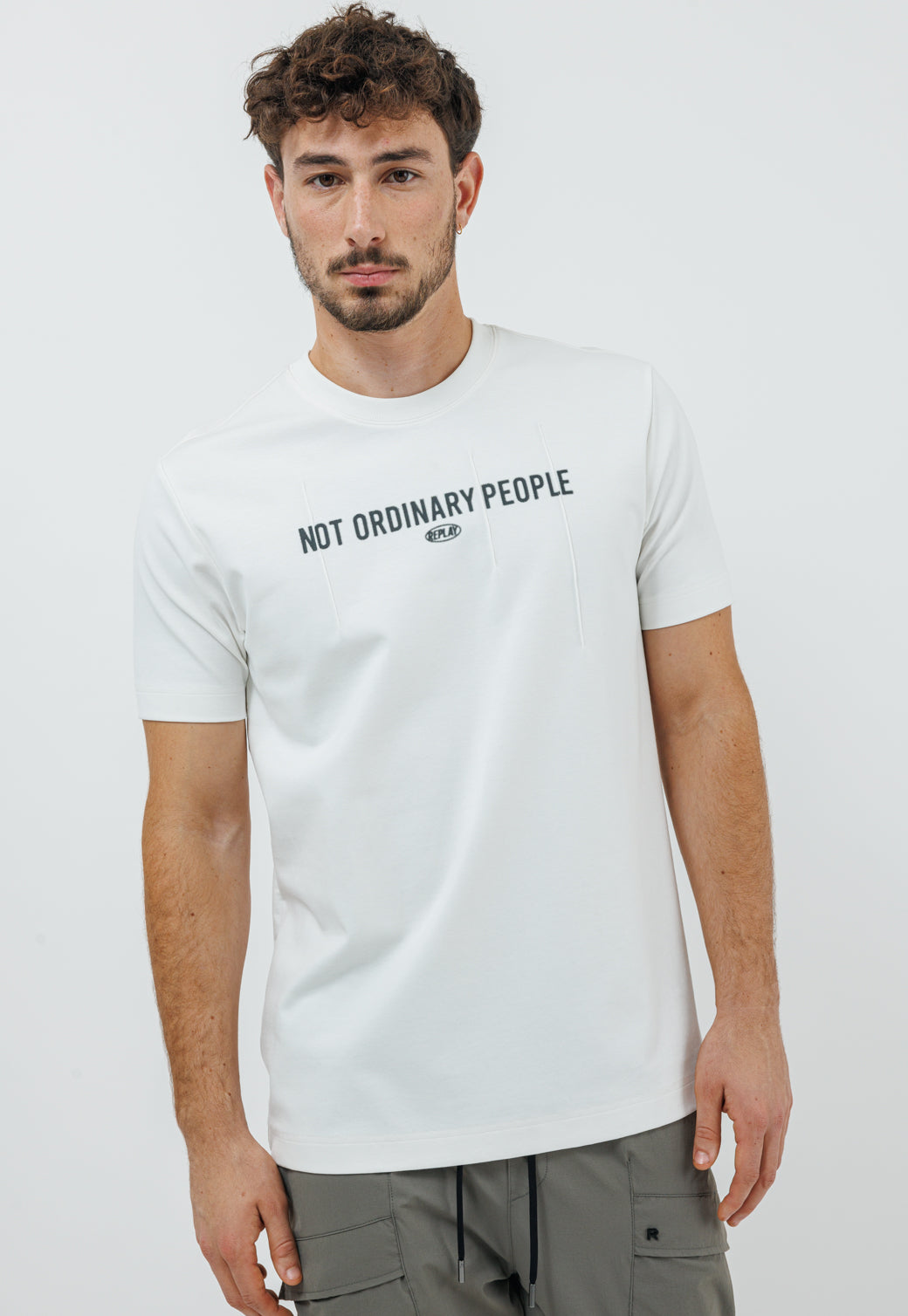 טי-שירט קצרה לגברים בצבע לבן עם הדפס