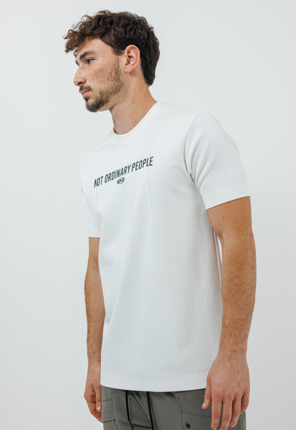 טי-שירט קצרה לגברים בצבע לבן עם הדפס