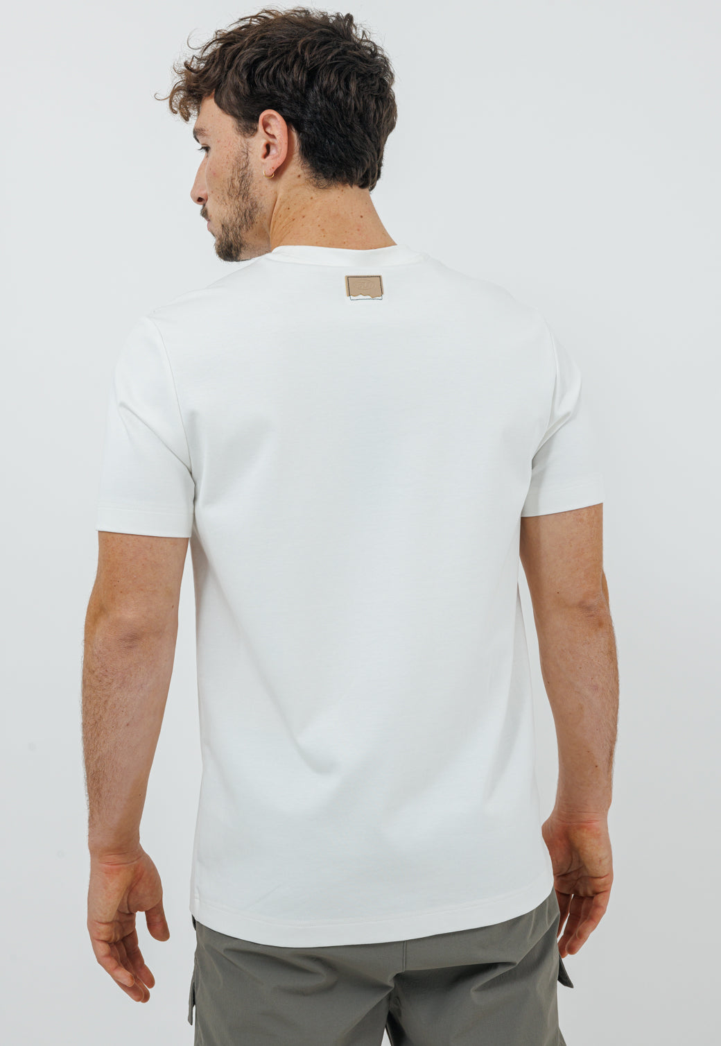 טי-שירט קצרה לגברים בצבע לבן עם הדפס