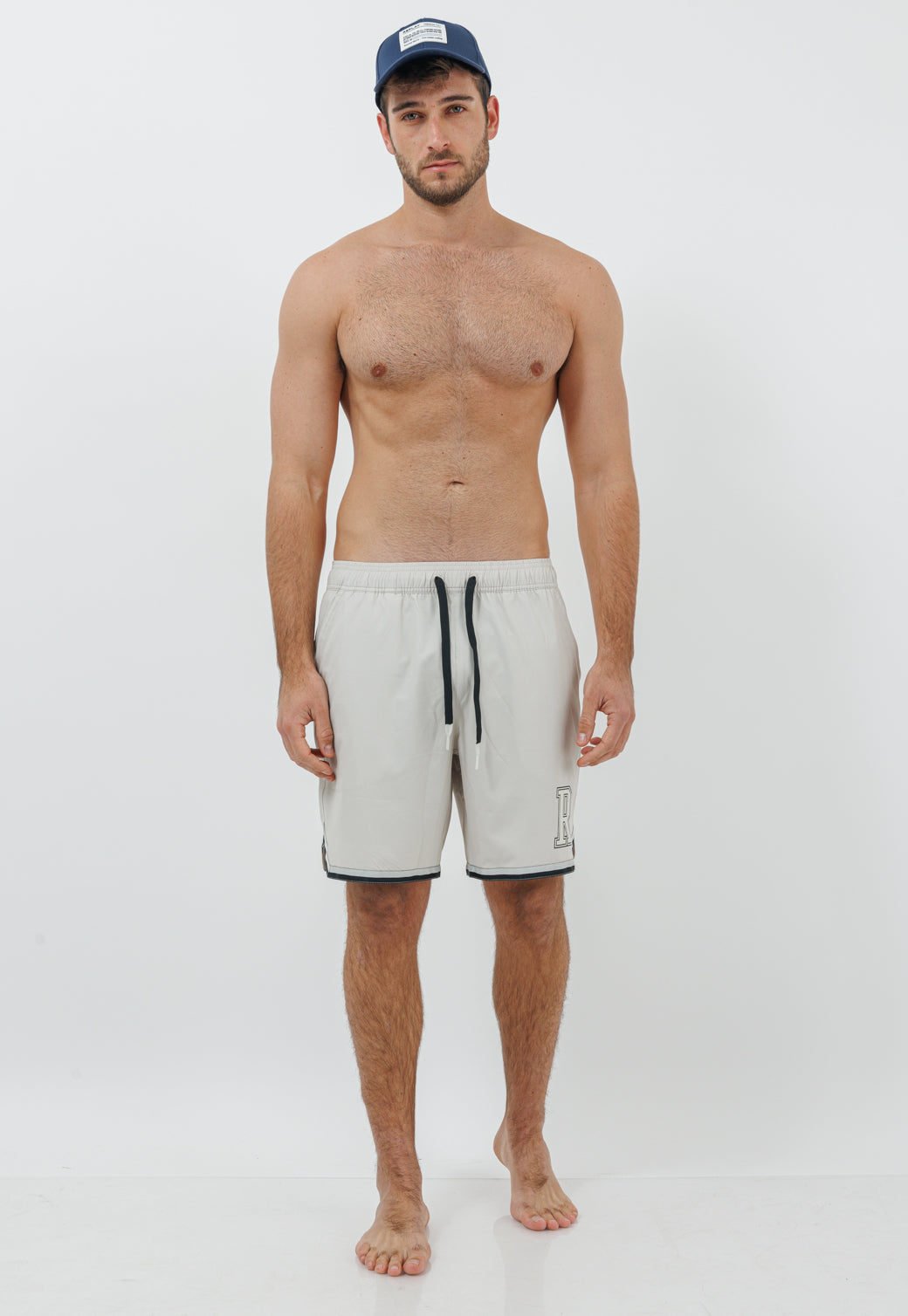 בגד ים לגברים בצבע אבן עם לוגו R