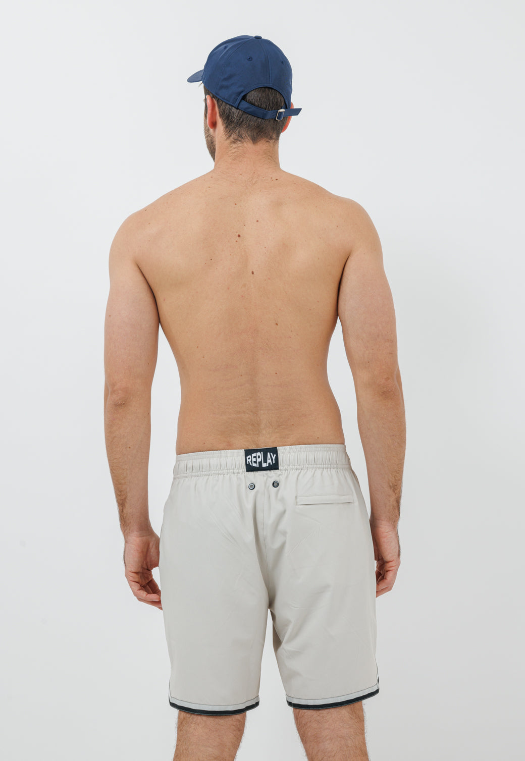 בגד ים לגברים בצבע אבן עם לוגו R