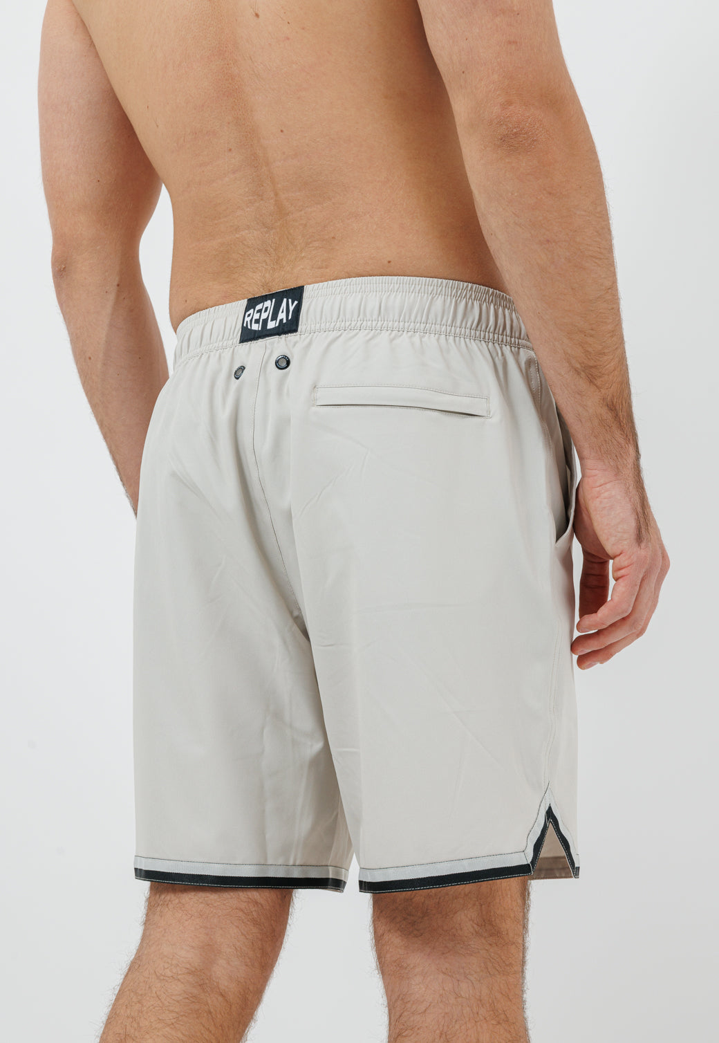 בגד ים לגברים בצבע אבן עם לוגו R