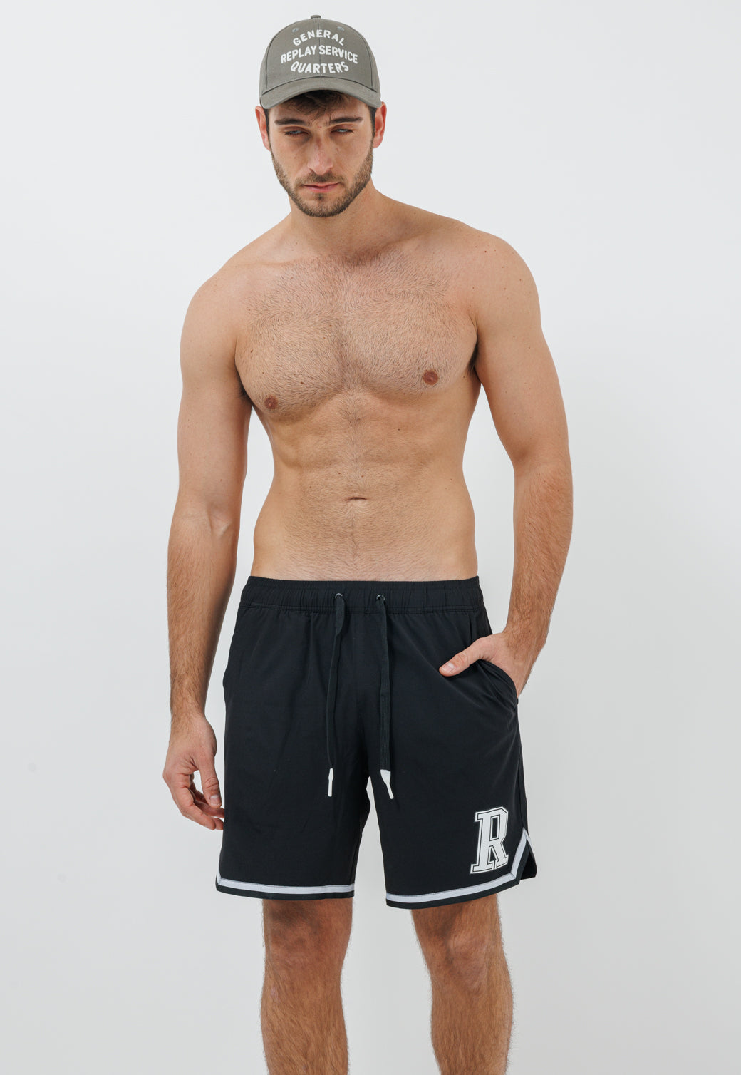 בגד ים קצר לגברים בצבע שחור עם לוגו R בלבן