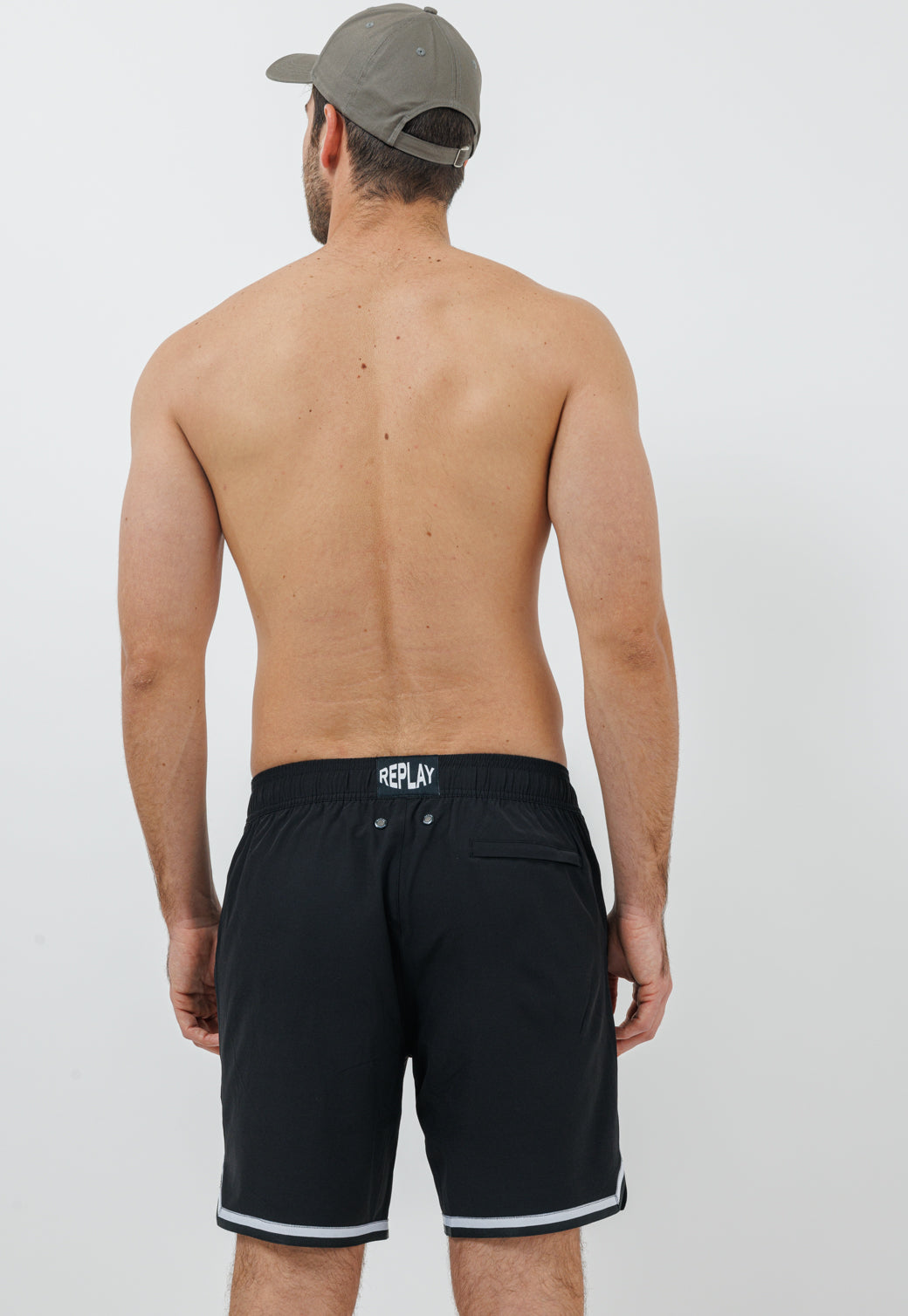 בגד ים קצר לגברים בצבע שחור עם לוגו R בלבן