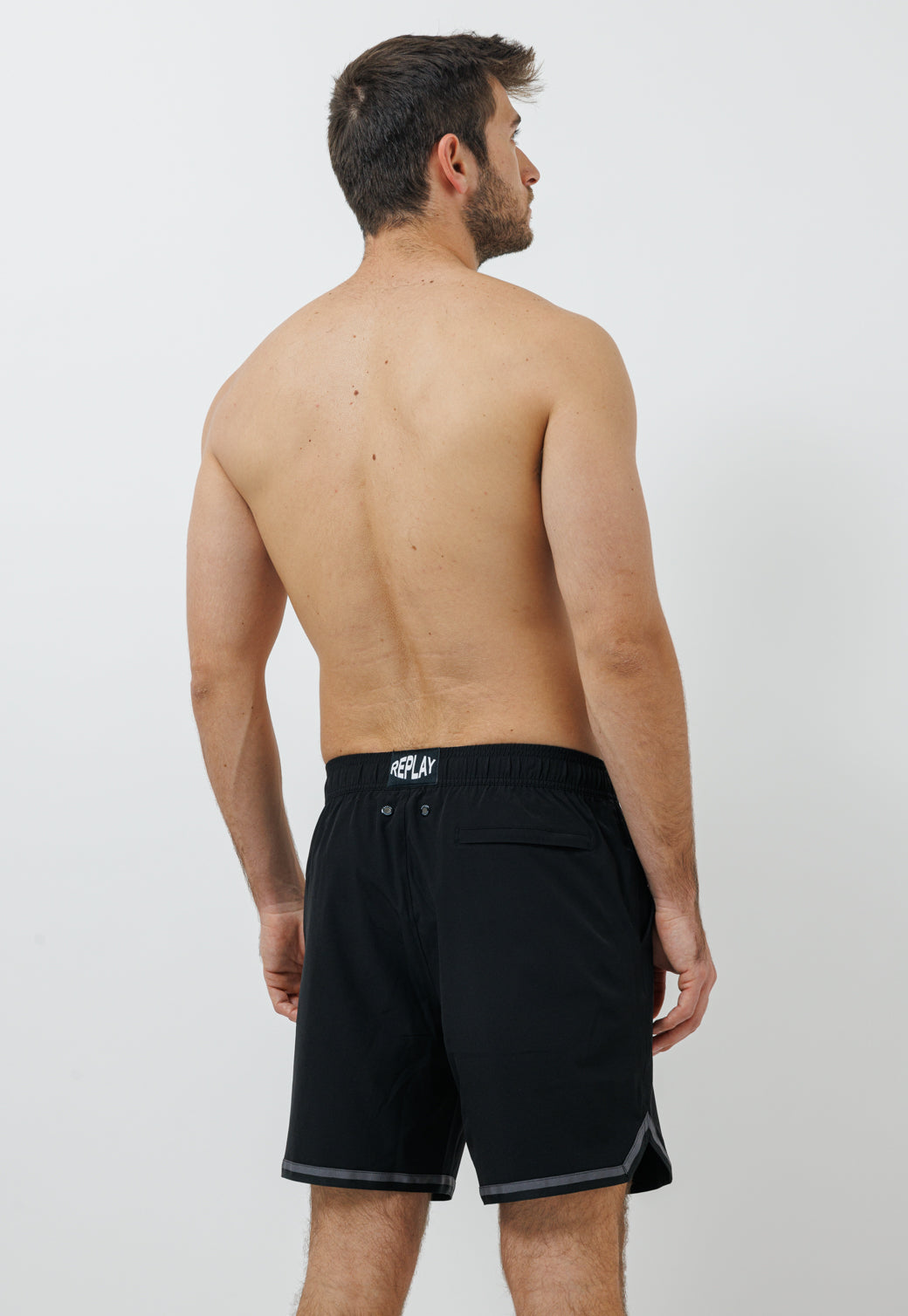 בגד ים לגברים בצבע שחור עם לוגו אפור