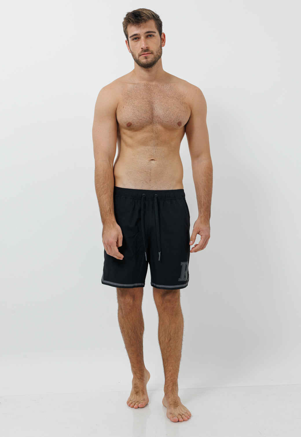 בגד ים לגברים בצבע שחור עם לוגו אפור