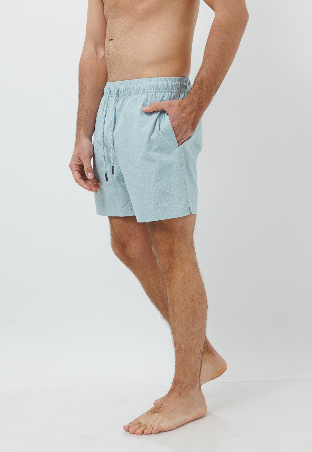 בגד ים לגברים בצבע אפור בהיר