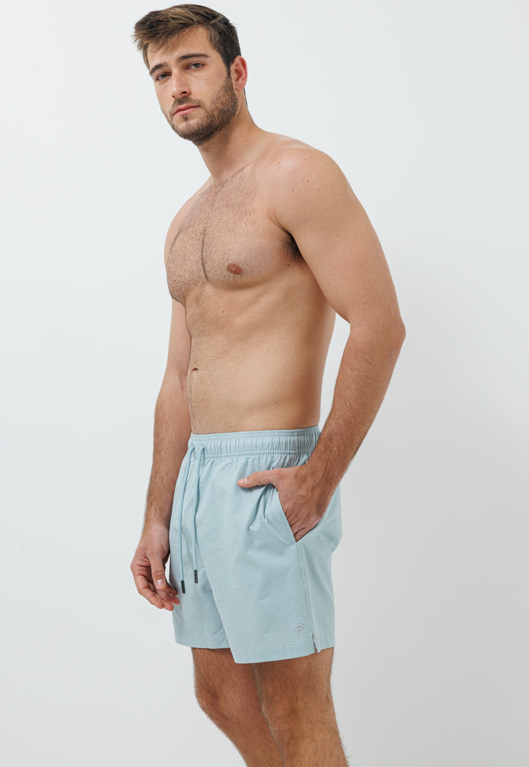 בגד ים לגברים בצבע אפור בהיר