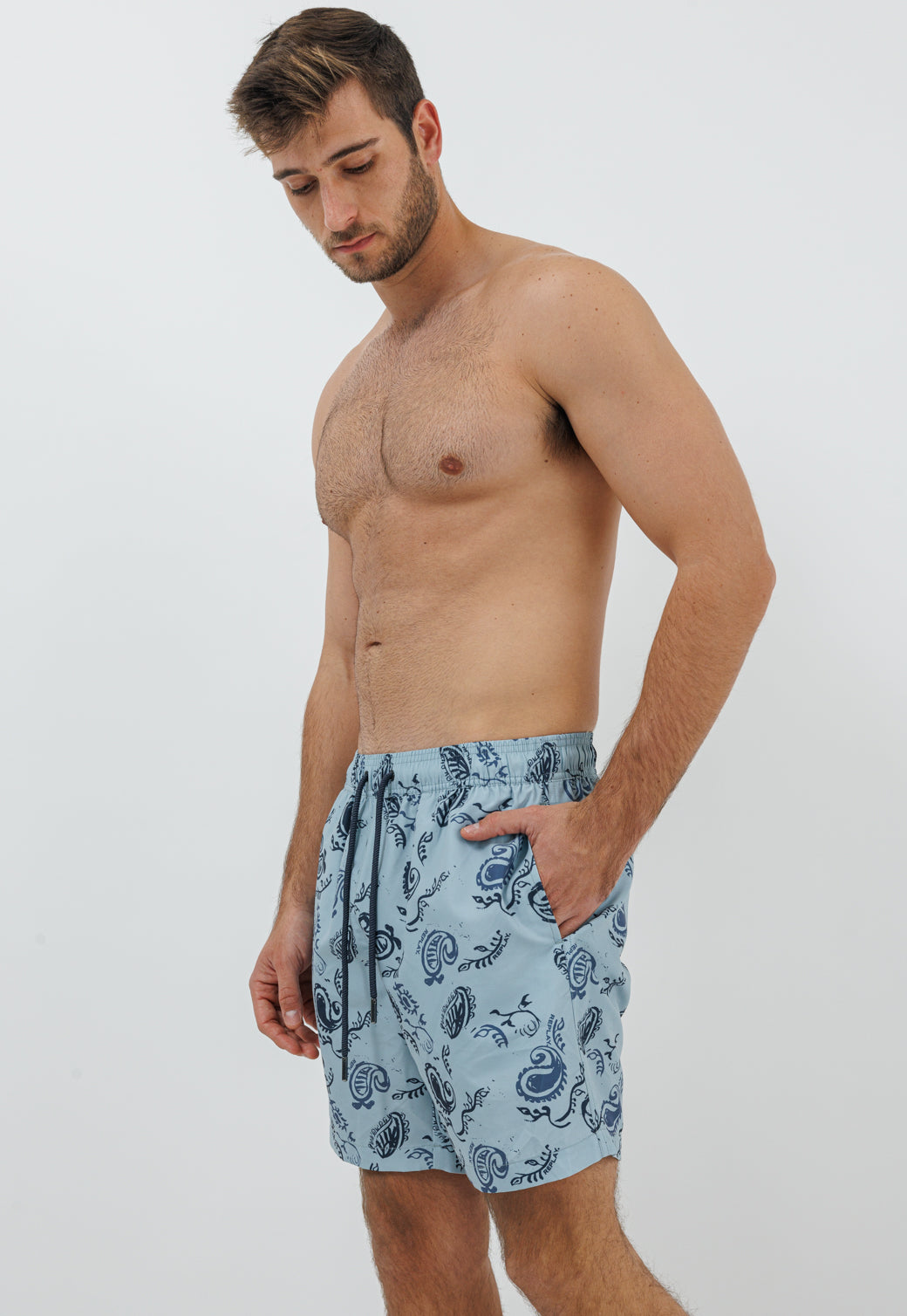 בגד ים לגברים בצבע אפור בהיר עם הדפס