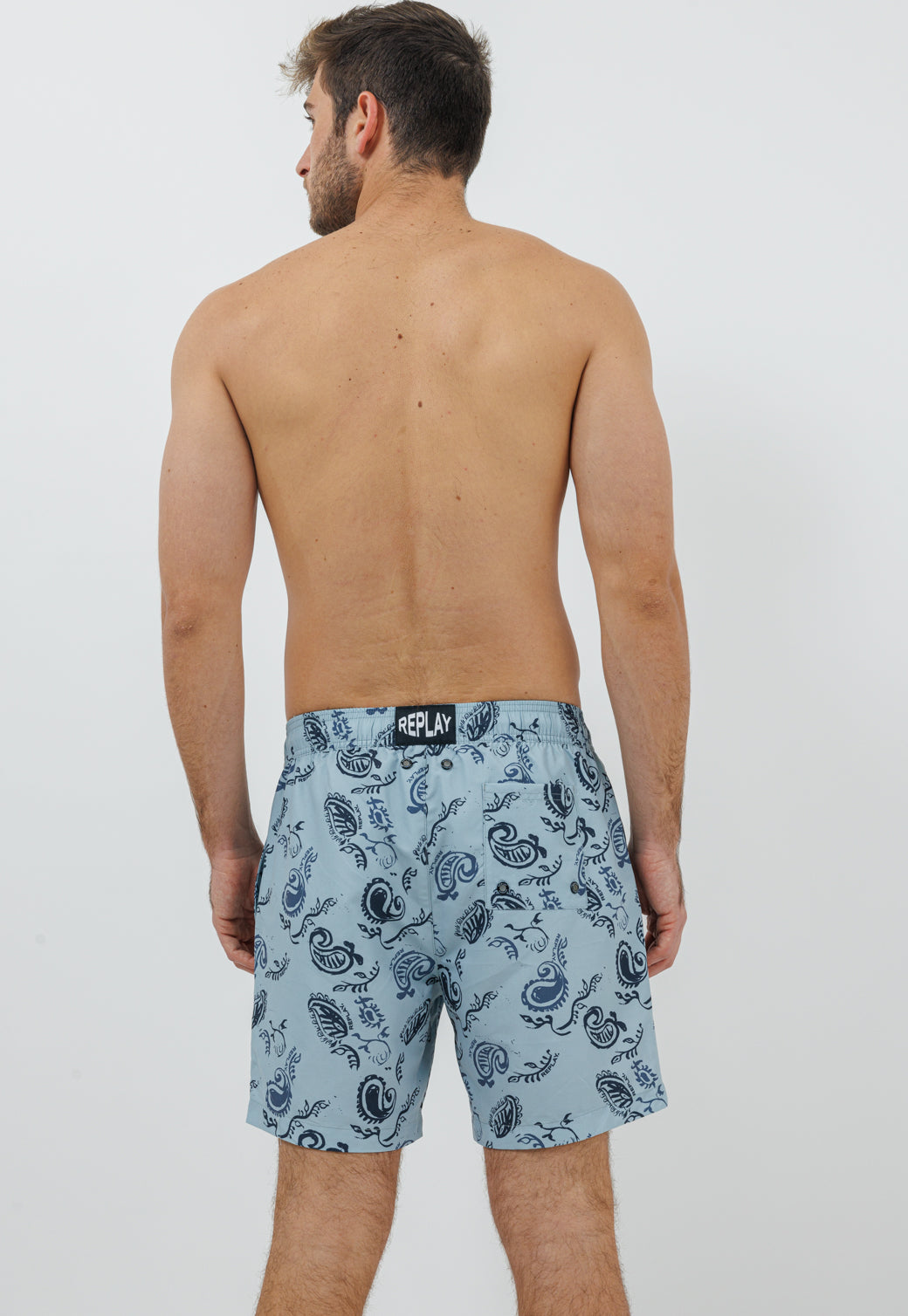 בגד ים לגברים בצבע אפור בהיר עם הדפס