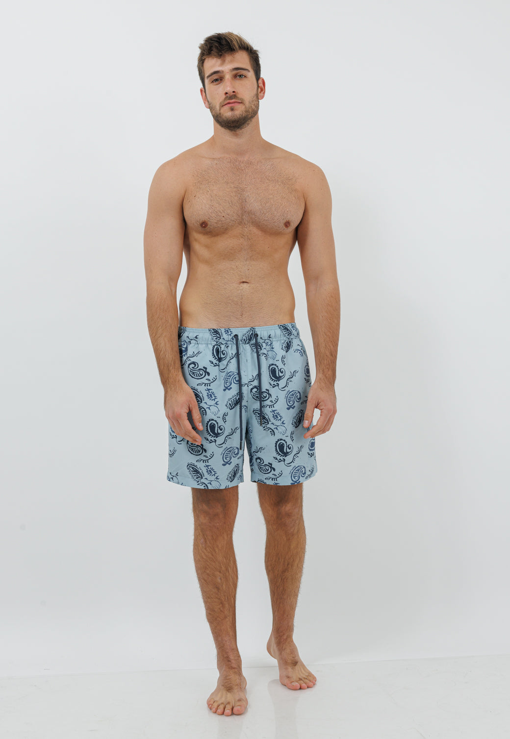 בגד ים לגברים בצבע אפור בהיר עם הדפס