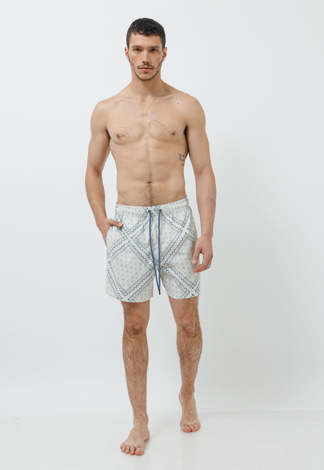 בגד ים קצר לגברים בצבע חול עם הדפס