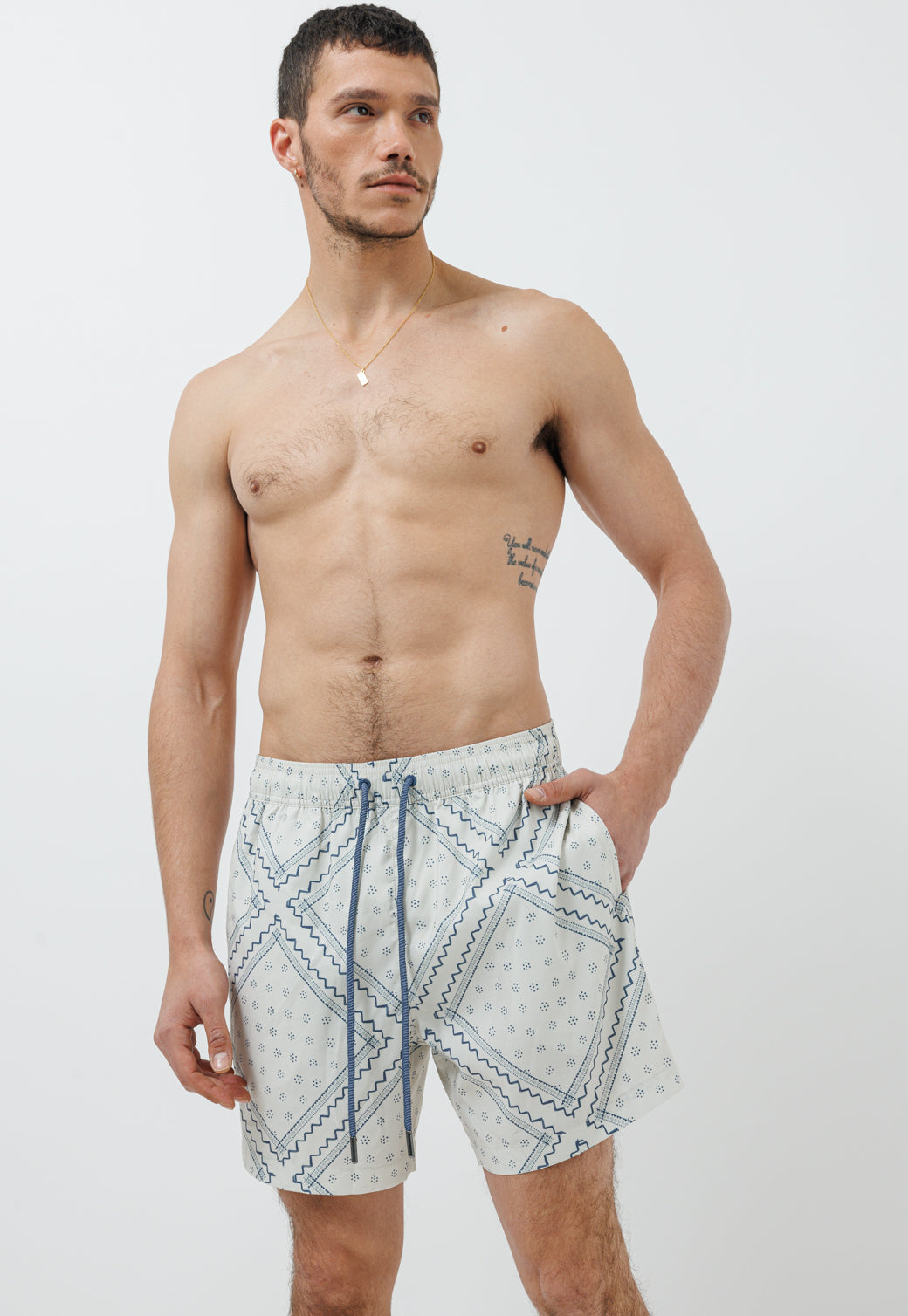 בגד ים קצר לגברים בצבע חול עם הדפס