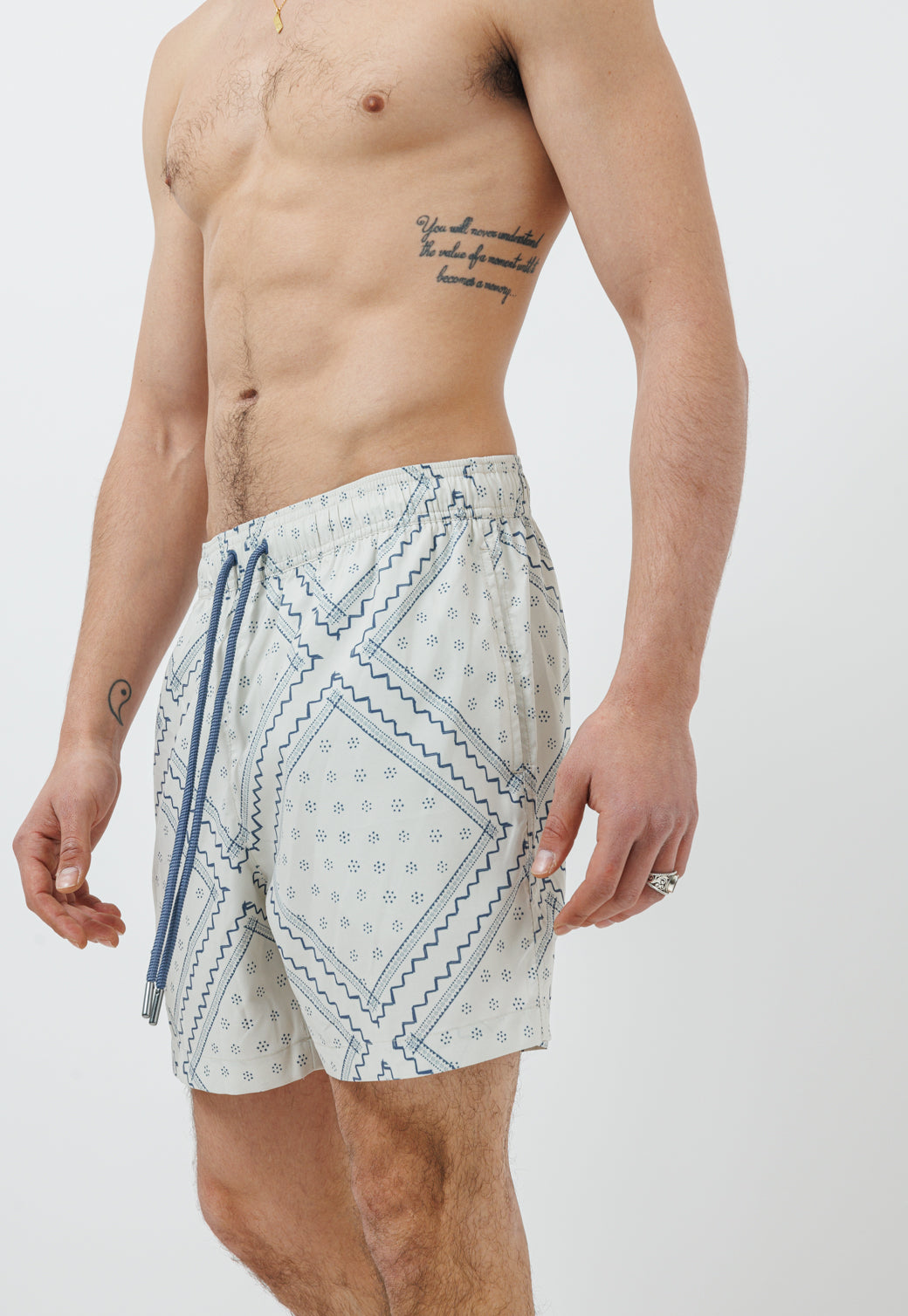 בגד ים קצר לגברים בצבע חול עם הדפס