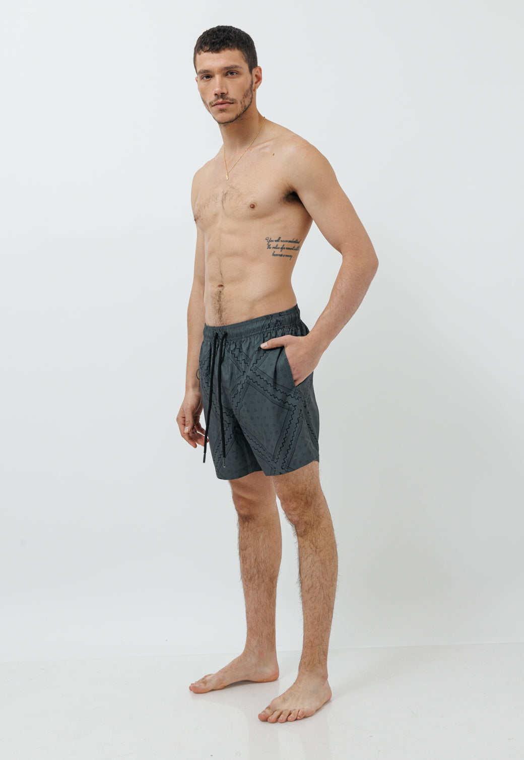 בגד ים לגברים בצבע אפור כהה