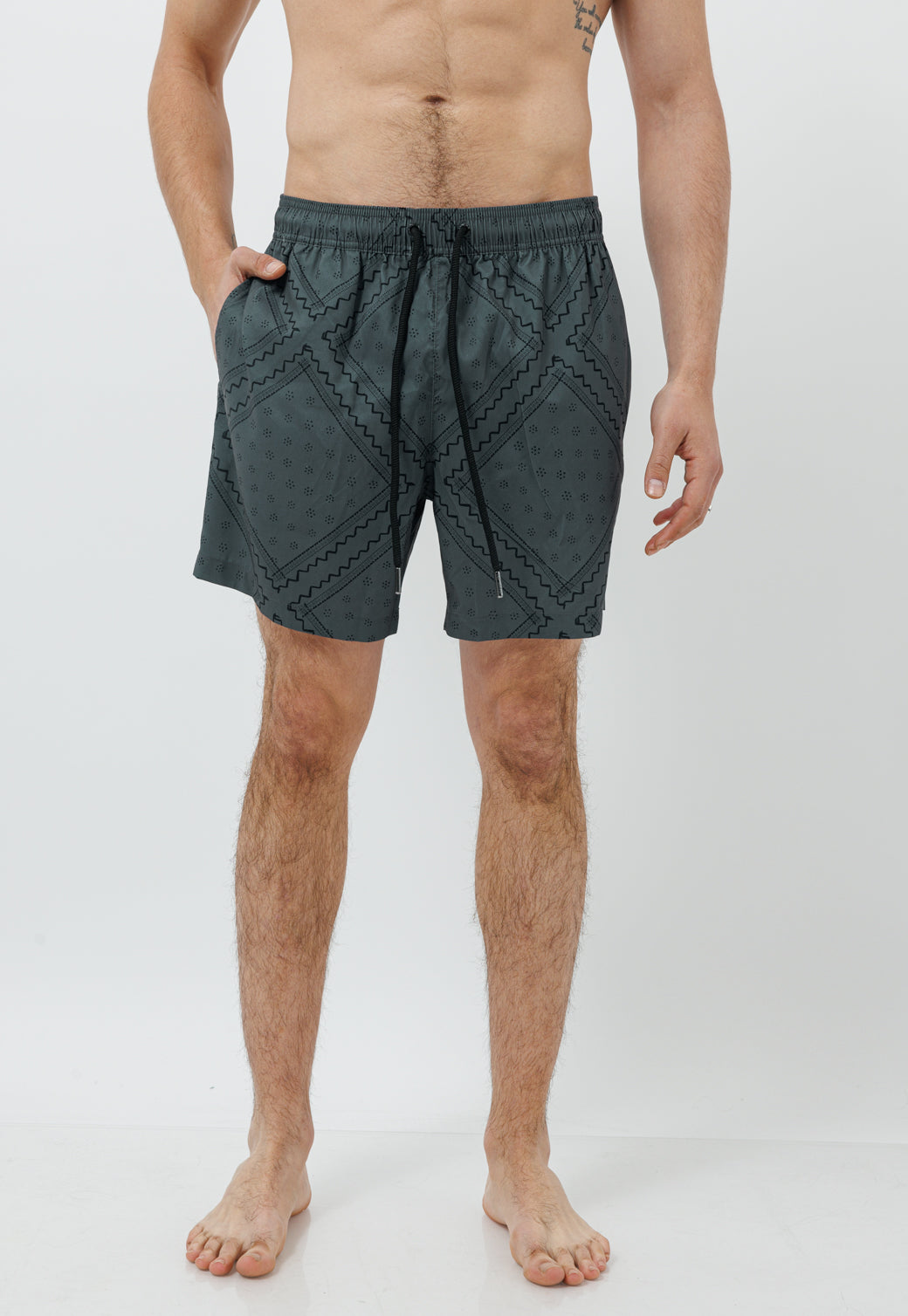 בגד ים לגברים בצבע אפור כהה