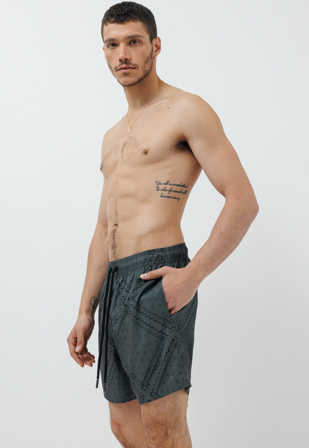 בגד ים לגברים בצבע אפור כהה