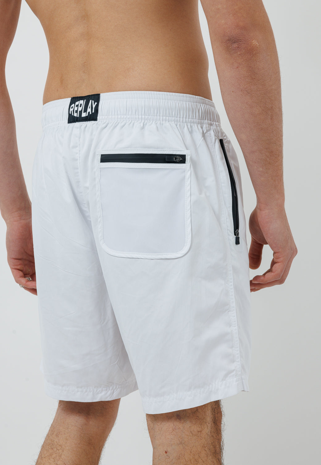 בגד ים לגברים בצבע לבן