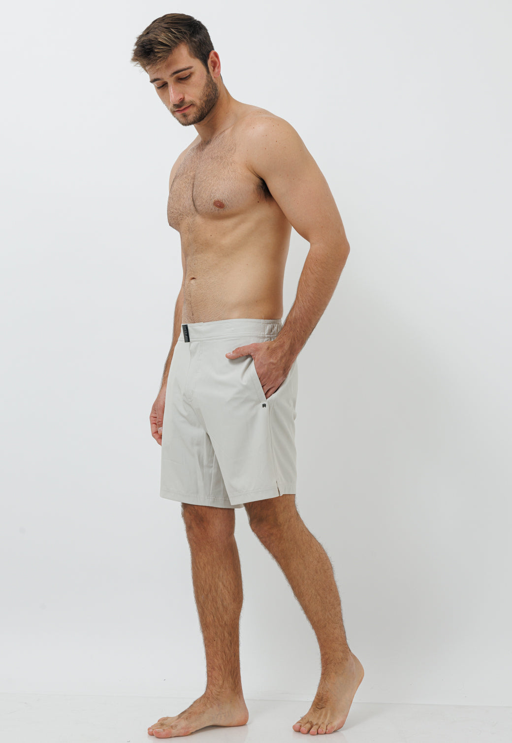 בגד ים לגברים בצבע אבן בגזרה חלקה