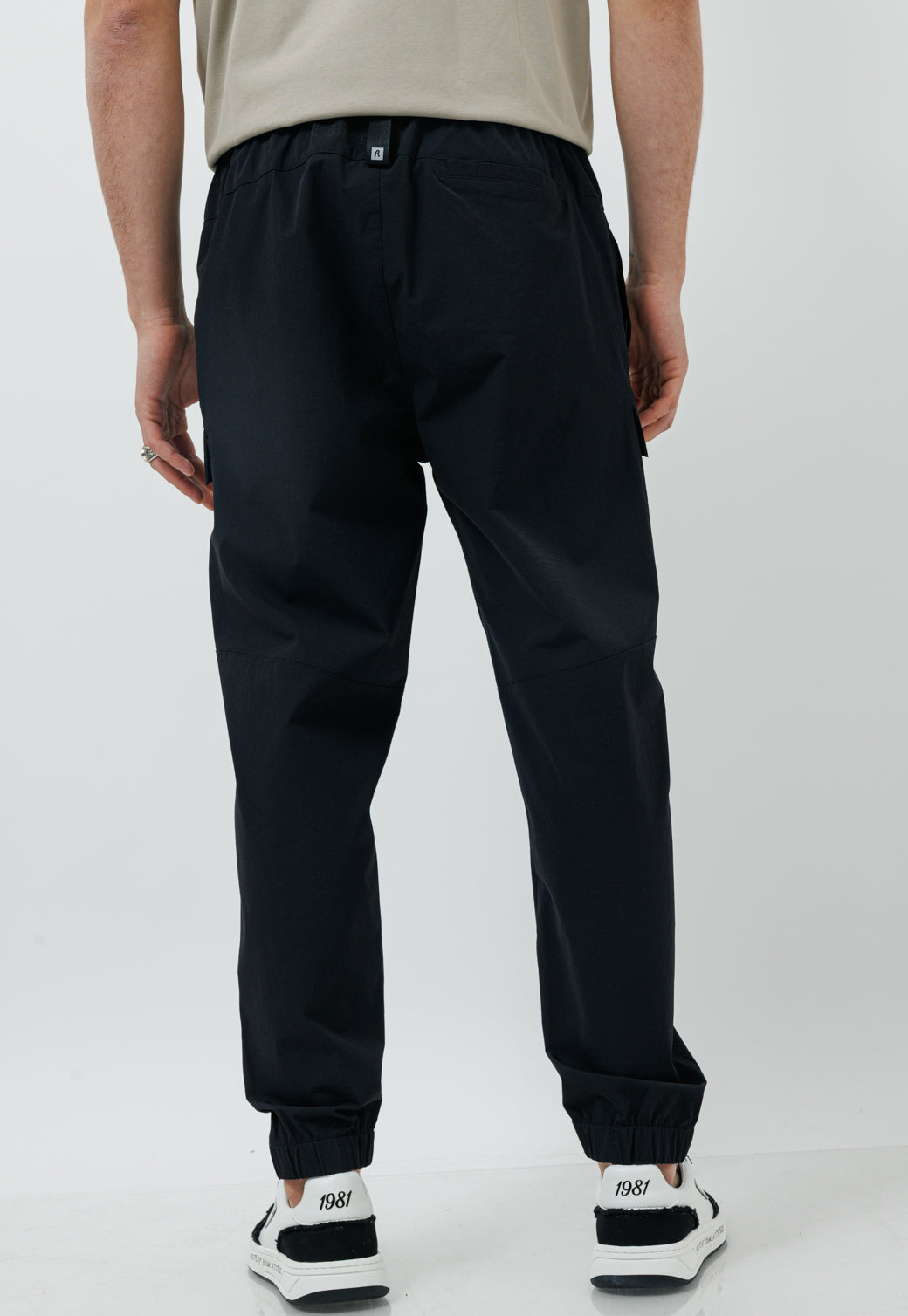 מכנסי קרגו לגברים בצבע שחור