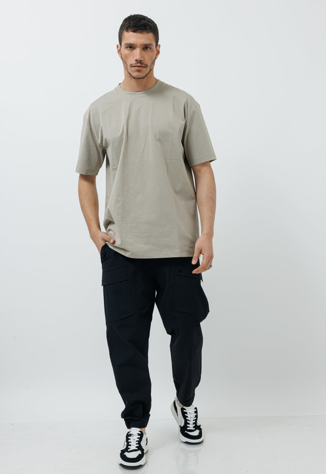 מכנסי קרגו לגברים בצבע שחור