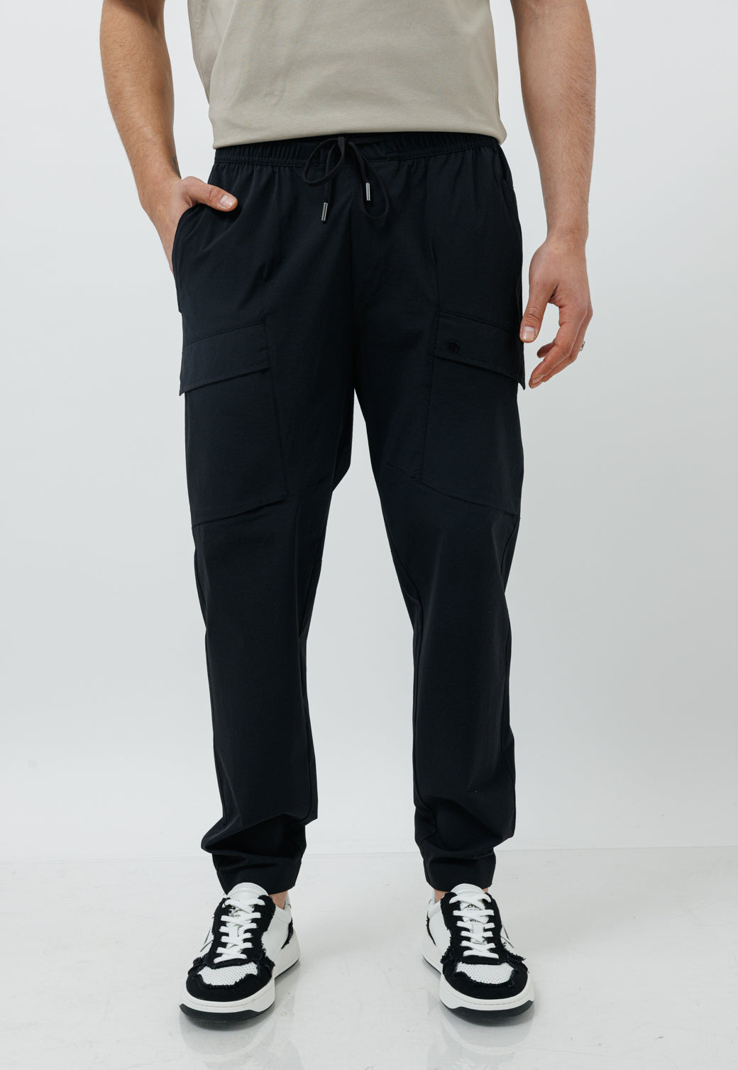מכנסי קרגו לגברים בצבע שחור