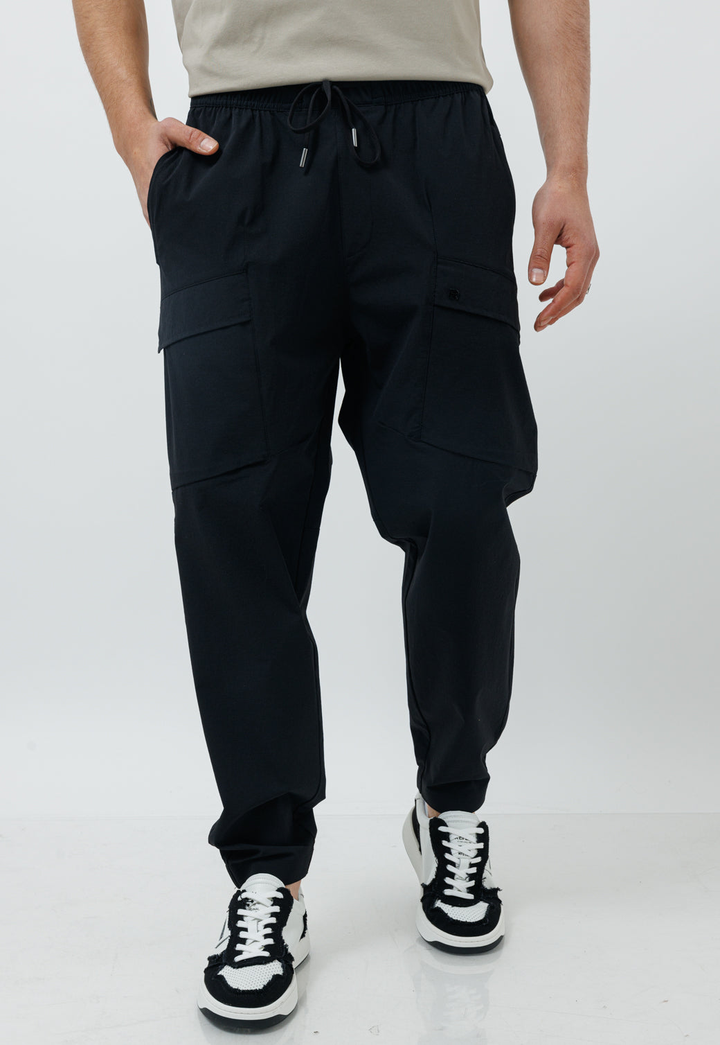 מכנסי קרגו לגברים בצבע שחור