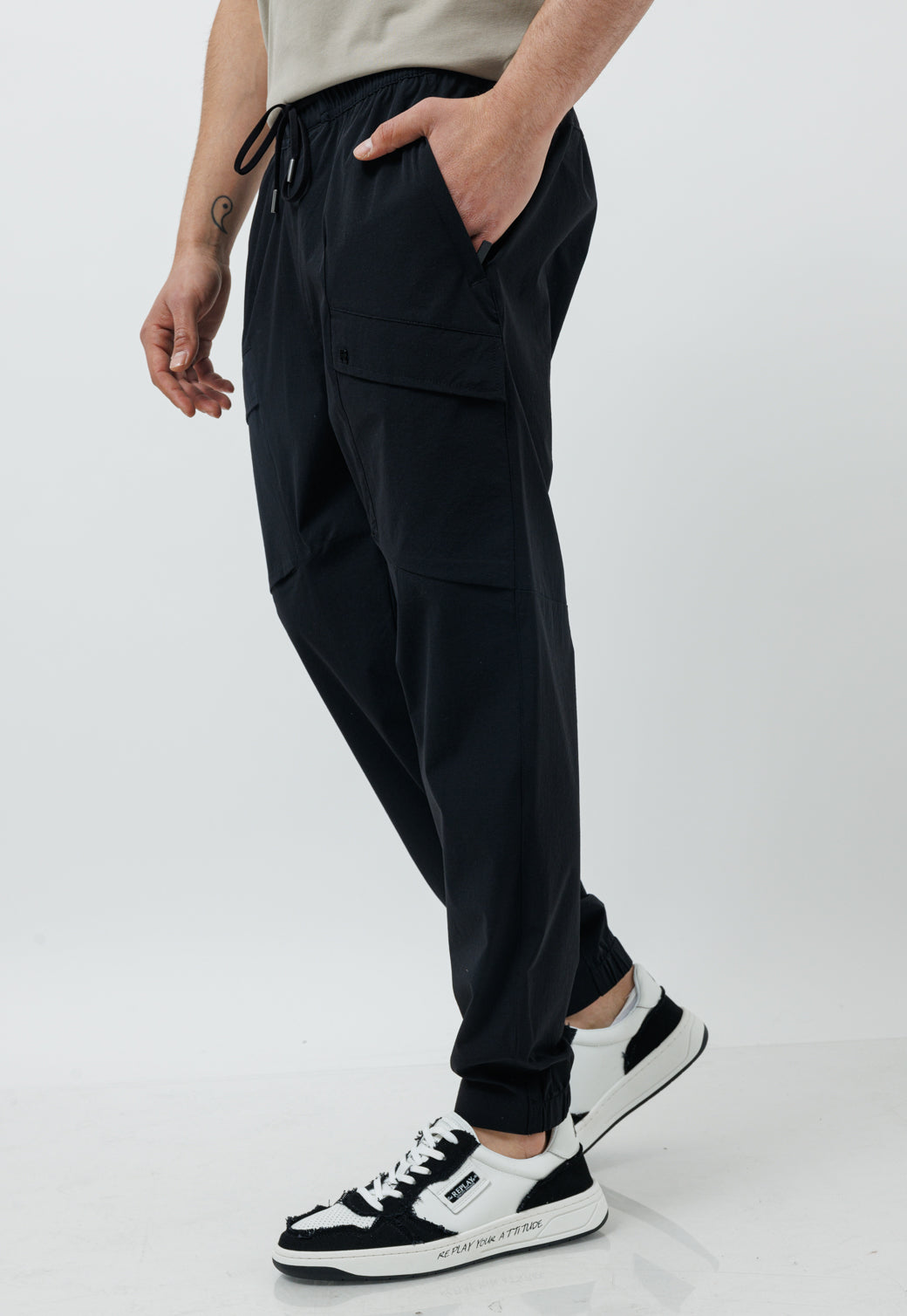 מכנסי קרגו לגברים בצבע שחור