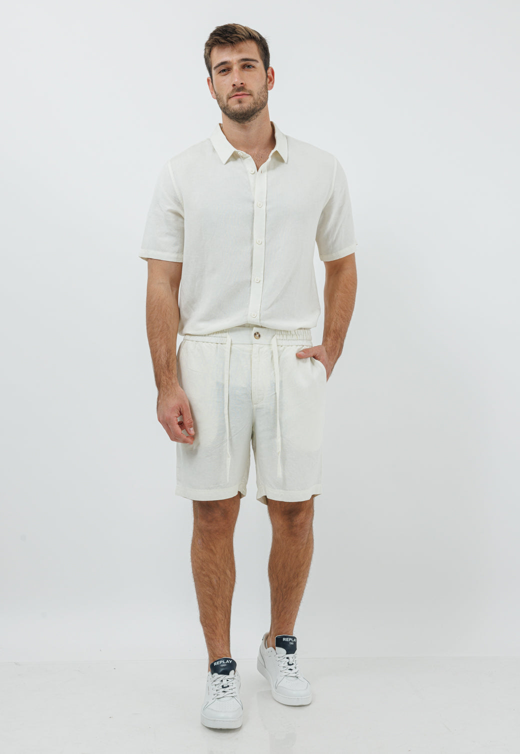 מכנסיים קצרים לגברים מבד פשתן בצבע קרם
