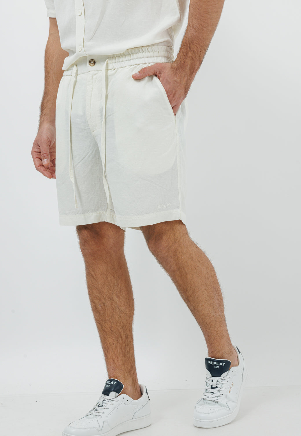 מכנסיים קצרים לגברים מבד פשתן בצבע קרם