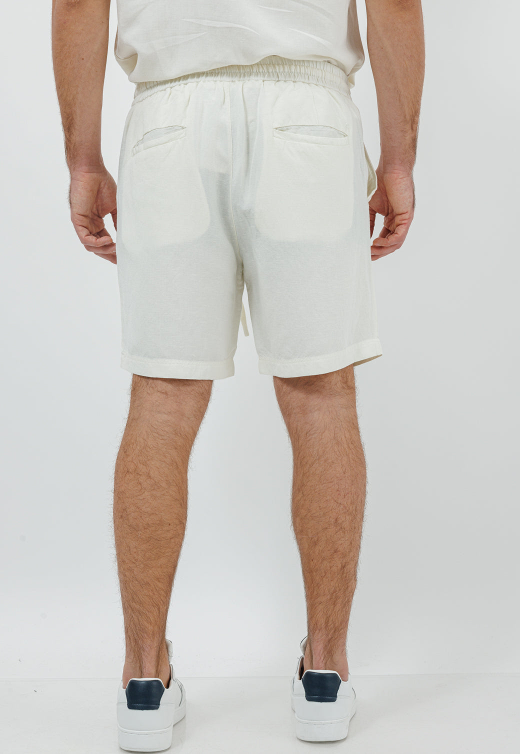 מכנסיים קצרים לגברים מבד פשתן בצבע קרם