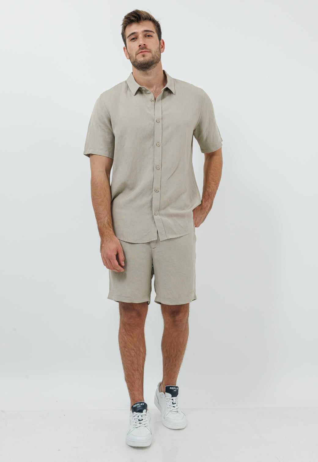 מכנסיים קצרים לגברים מבד פשתן בגוון אבן