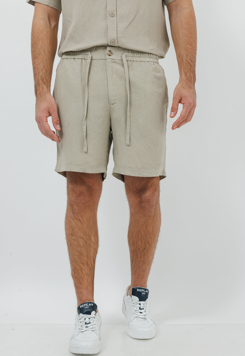 מכנסיים קצרים לגברים מבד פשתן בגוון אבן