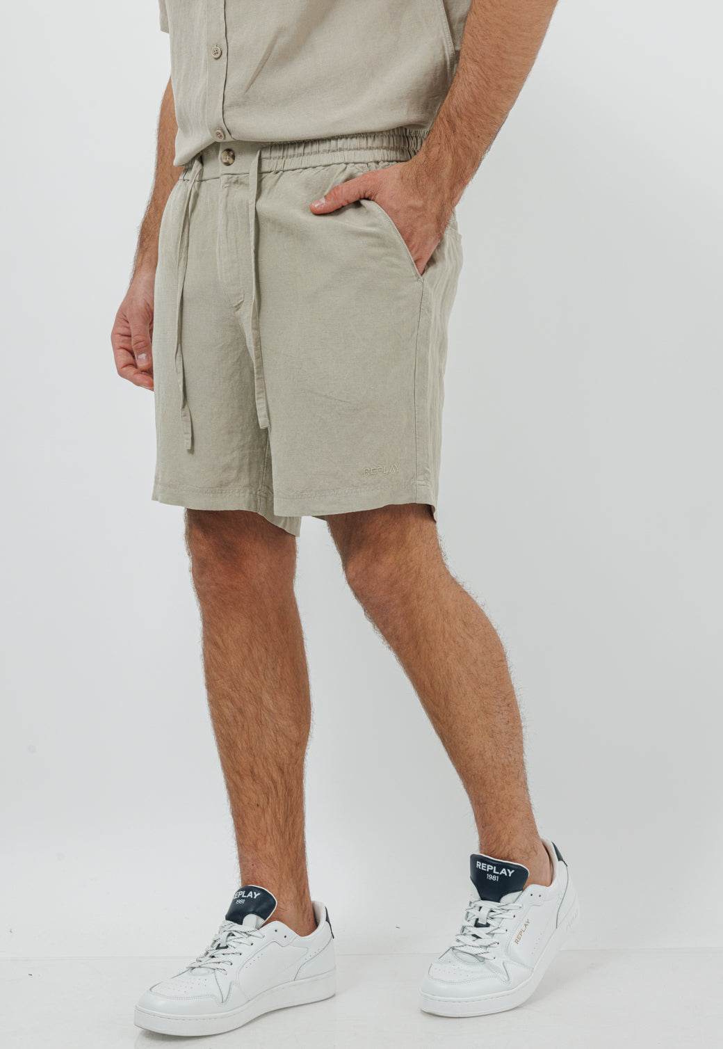 מכנסיים קצרים לגברים מבד פשתן בגוון אבן