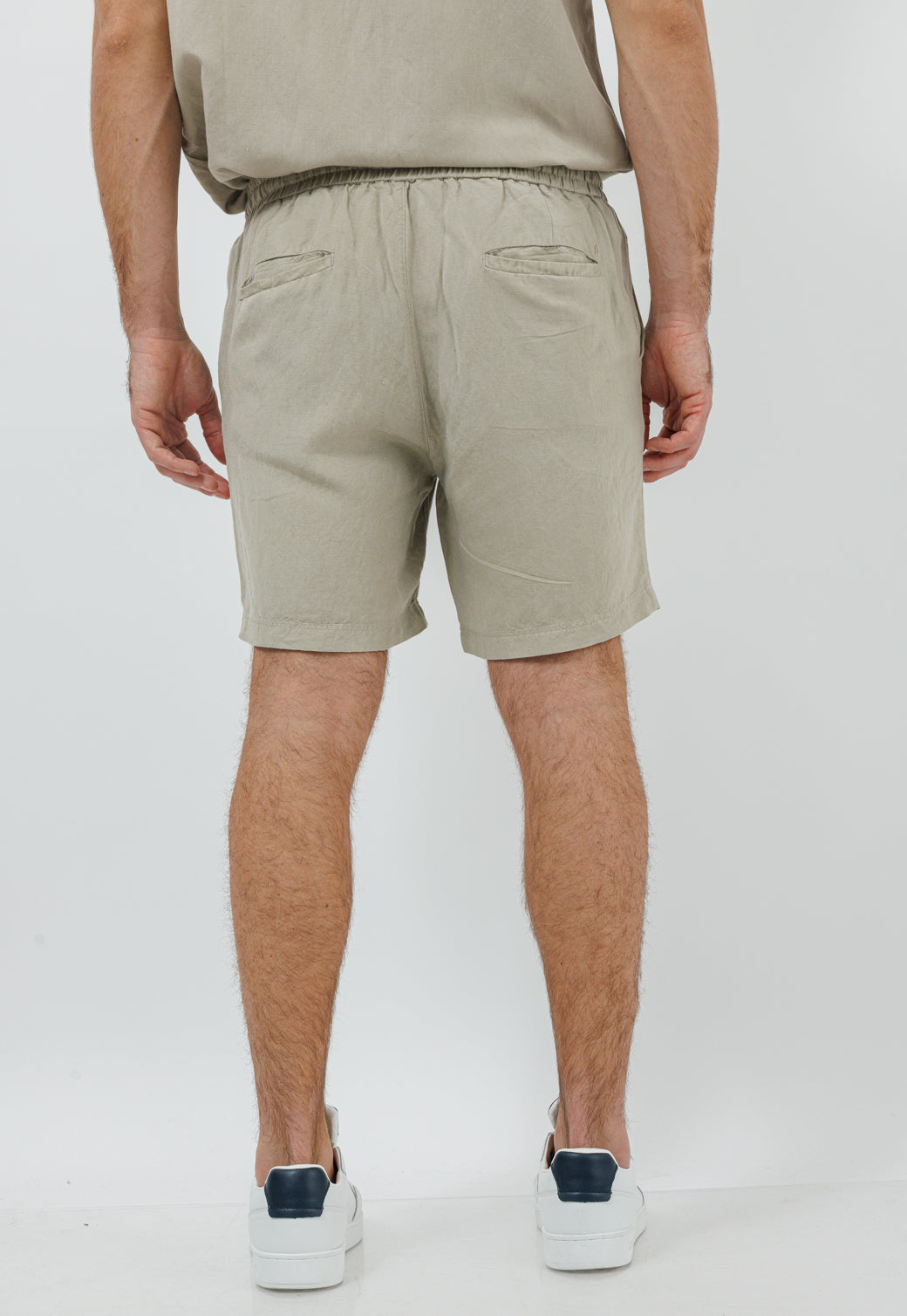 מכנסיים קצרים לגברים מבד פשתן בגוון אבן