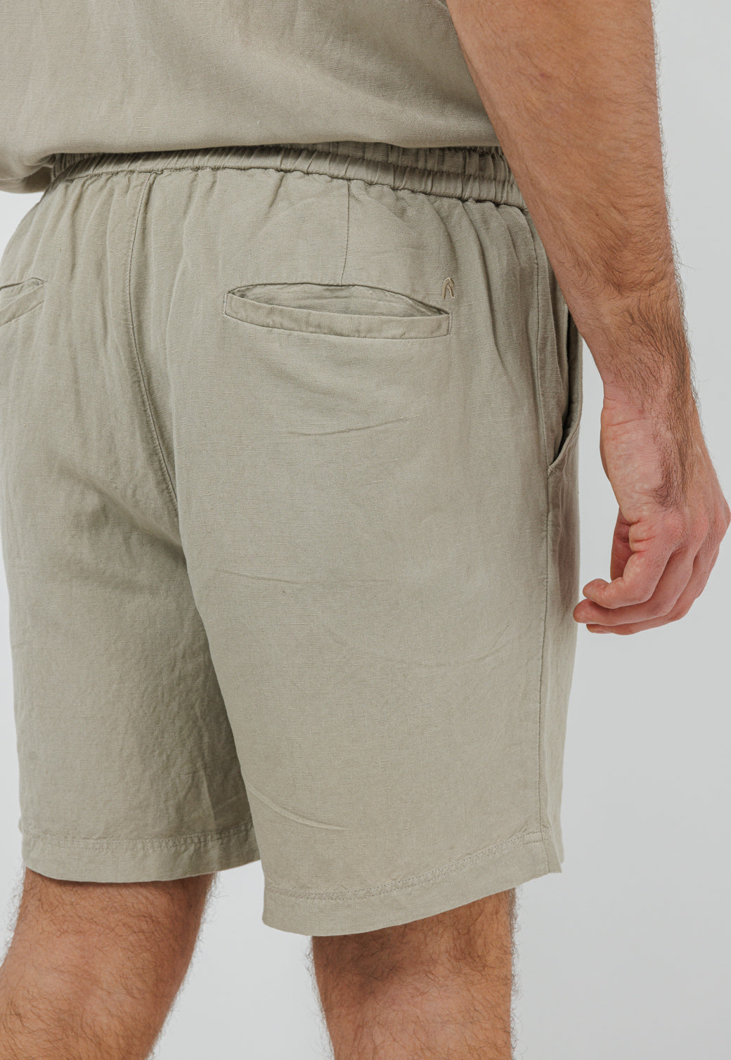 מכנסיים קצרים לגברים מבד פשתן בגוון אבן