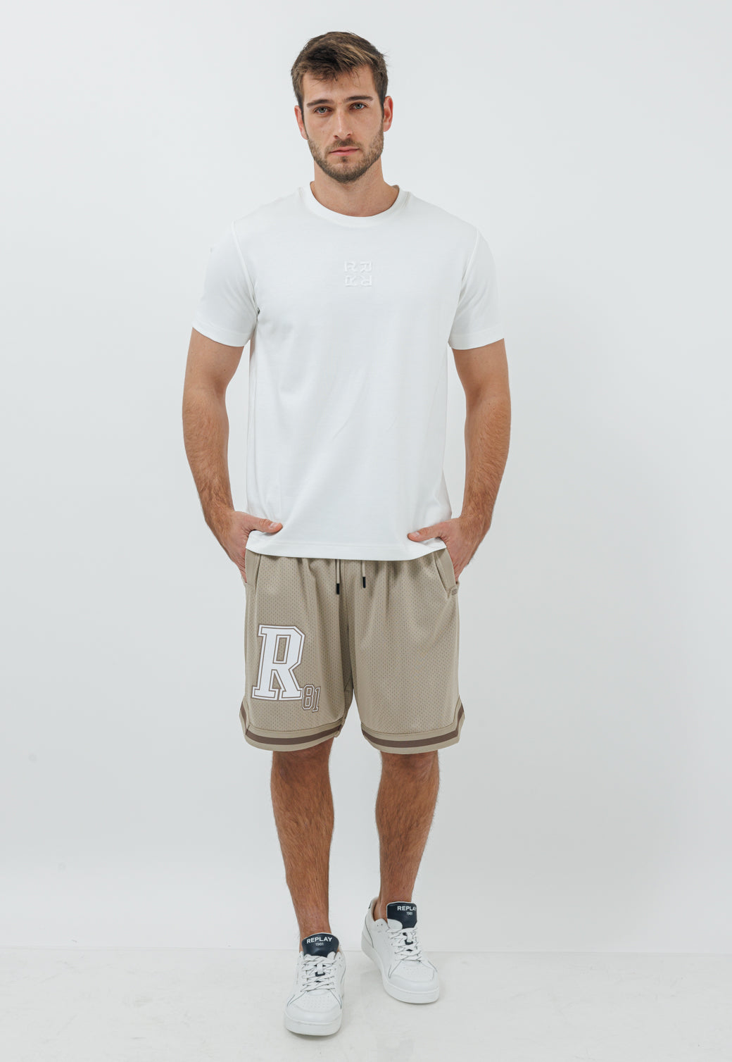 מכנסיים קצרים לגברים בצבע בז’ עם לוגו