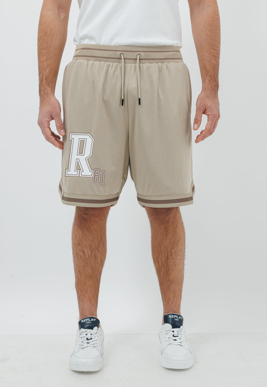 מכנסיים קצרים לגברים בצבע בז’ עם לוגו