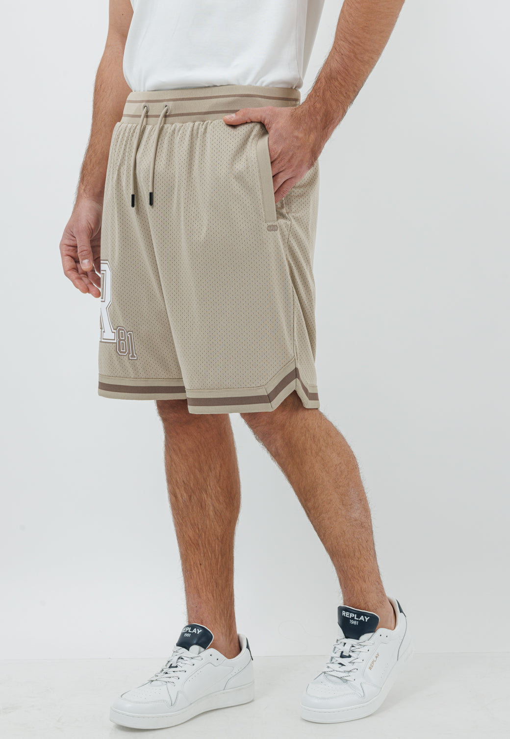 מכנסיים קצרים לגברים בצבע בז’ עם לוגו