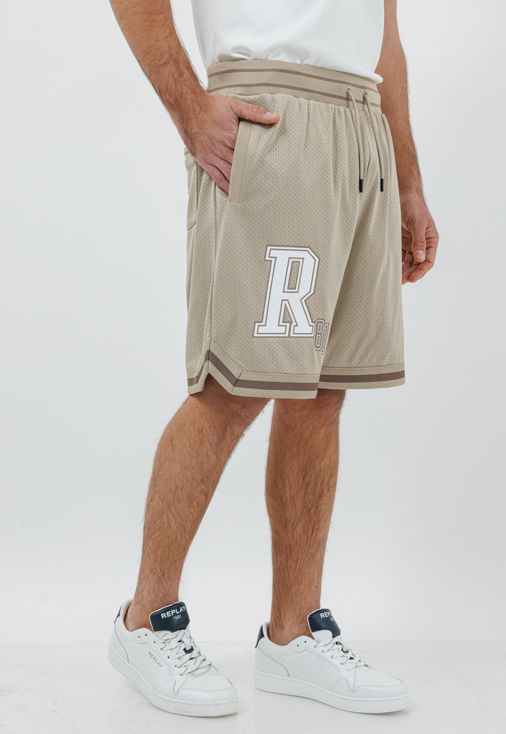 מכנסיים קצרים לגברים בצבע בז’ עם לוגו