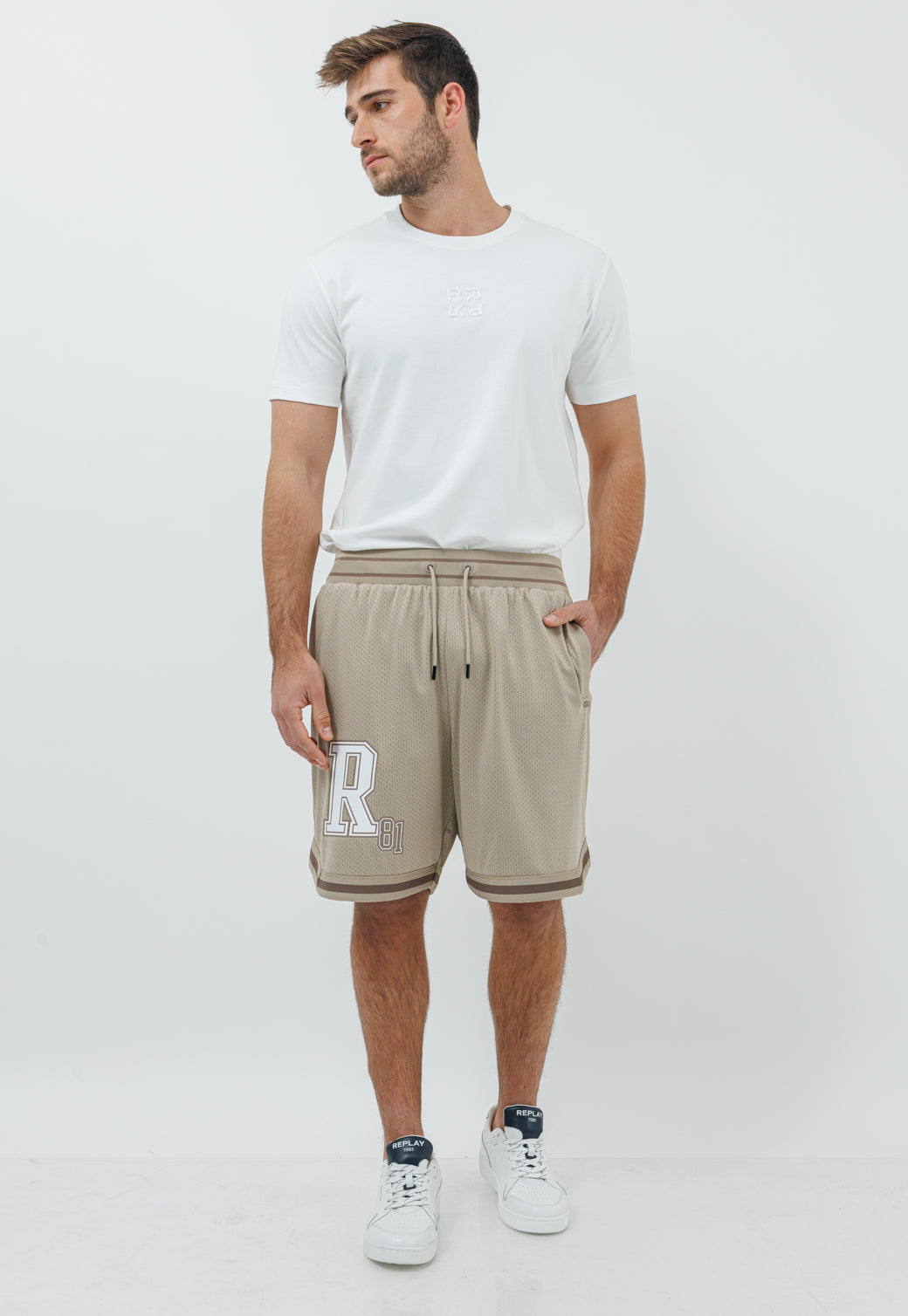 מכנסיים קצרים לגברים בצבע בז’ עם לוגו