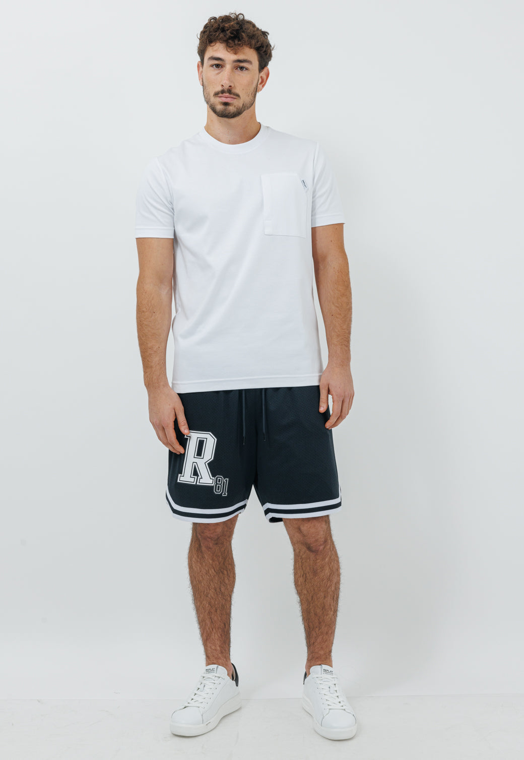 מכנסי כדורסל לגברים בצבע שחור עם לוגו R81