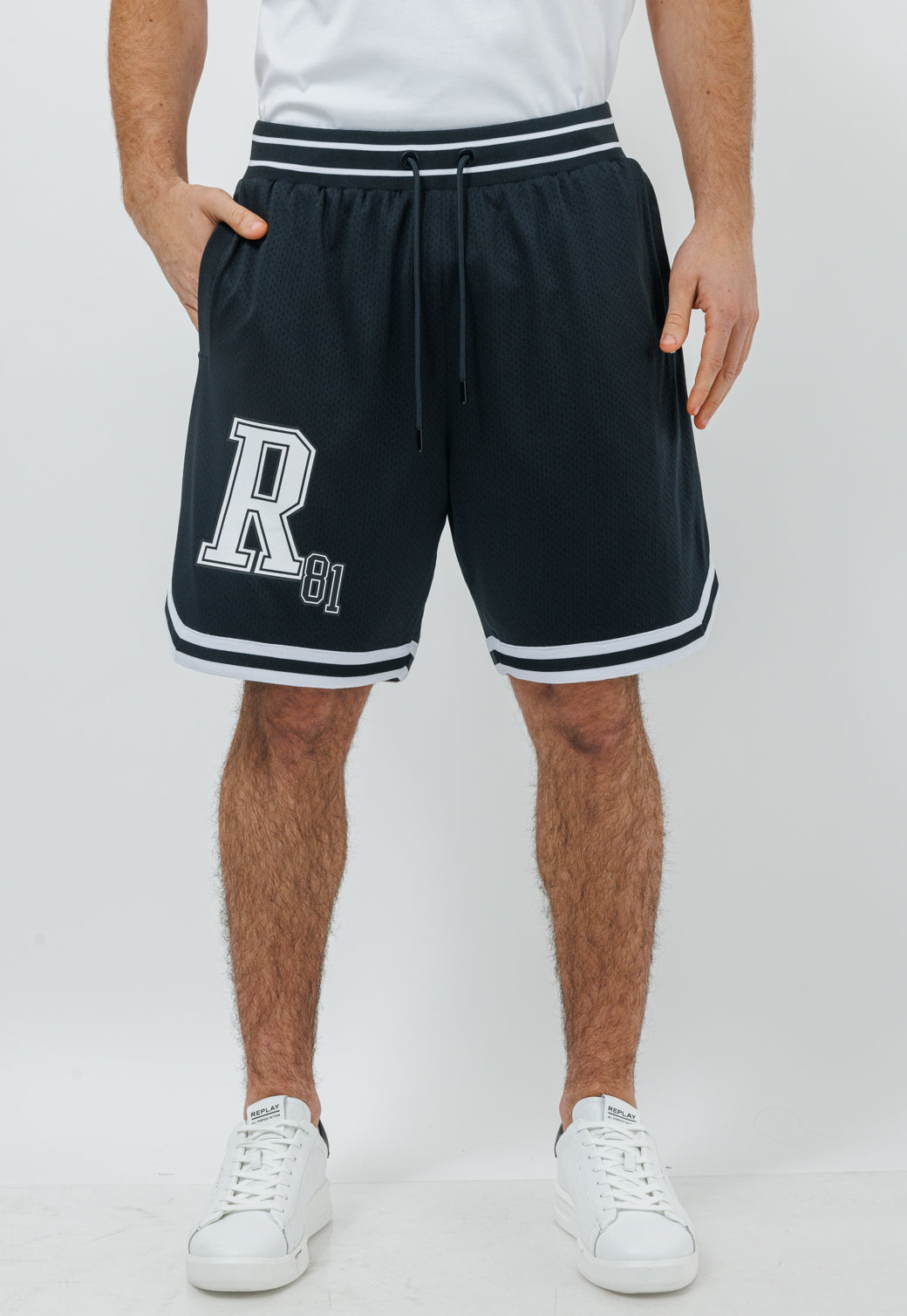 מכנסי כדורסל לגברים בצבע שחור עם לוגו R81