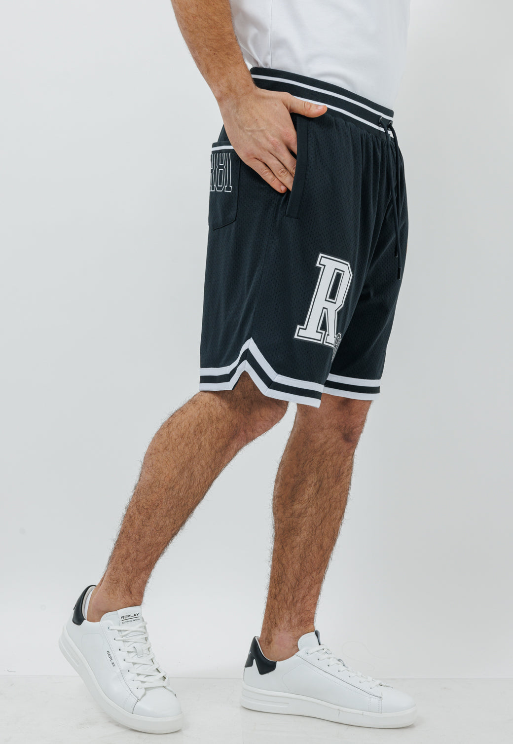 מכנסי כדורסל לגברים בצבע שחור עם לוגו R81