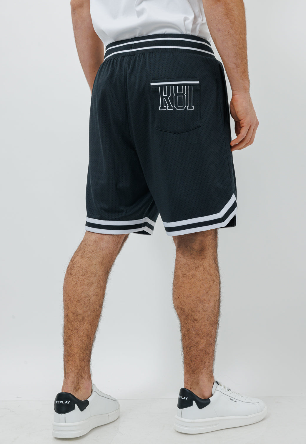 מכנסי כדורסל לגברים בצבע שחור עם לוגו R81