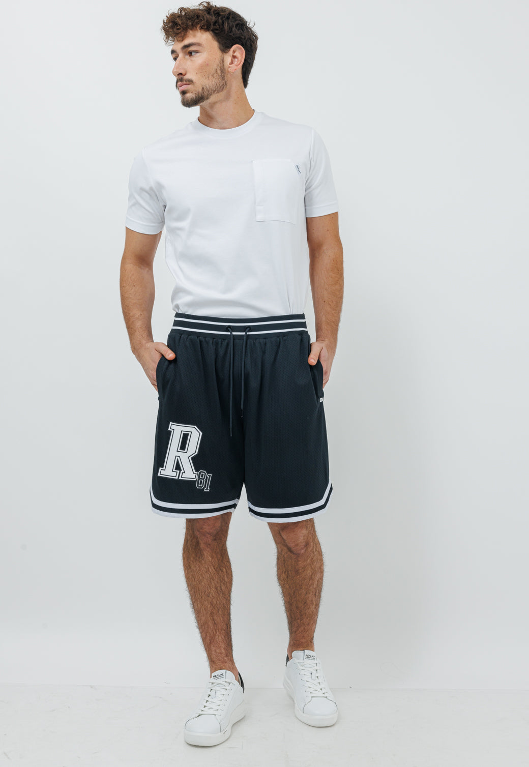 מכנסי כדורסל לגברים בצבע שחור עם לוגו R81