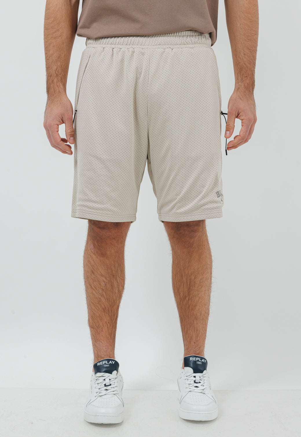 מכנסיים קצרים לגברים בצבע אבן מבד רשת נושם