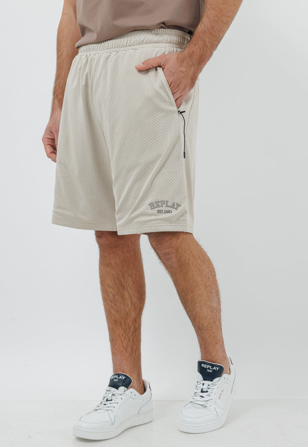 מכנסיים קצרים לגברים בצבע אבן מבד רשת נושם